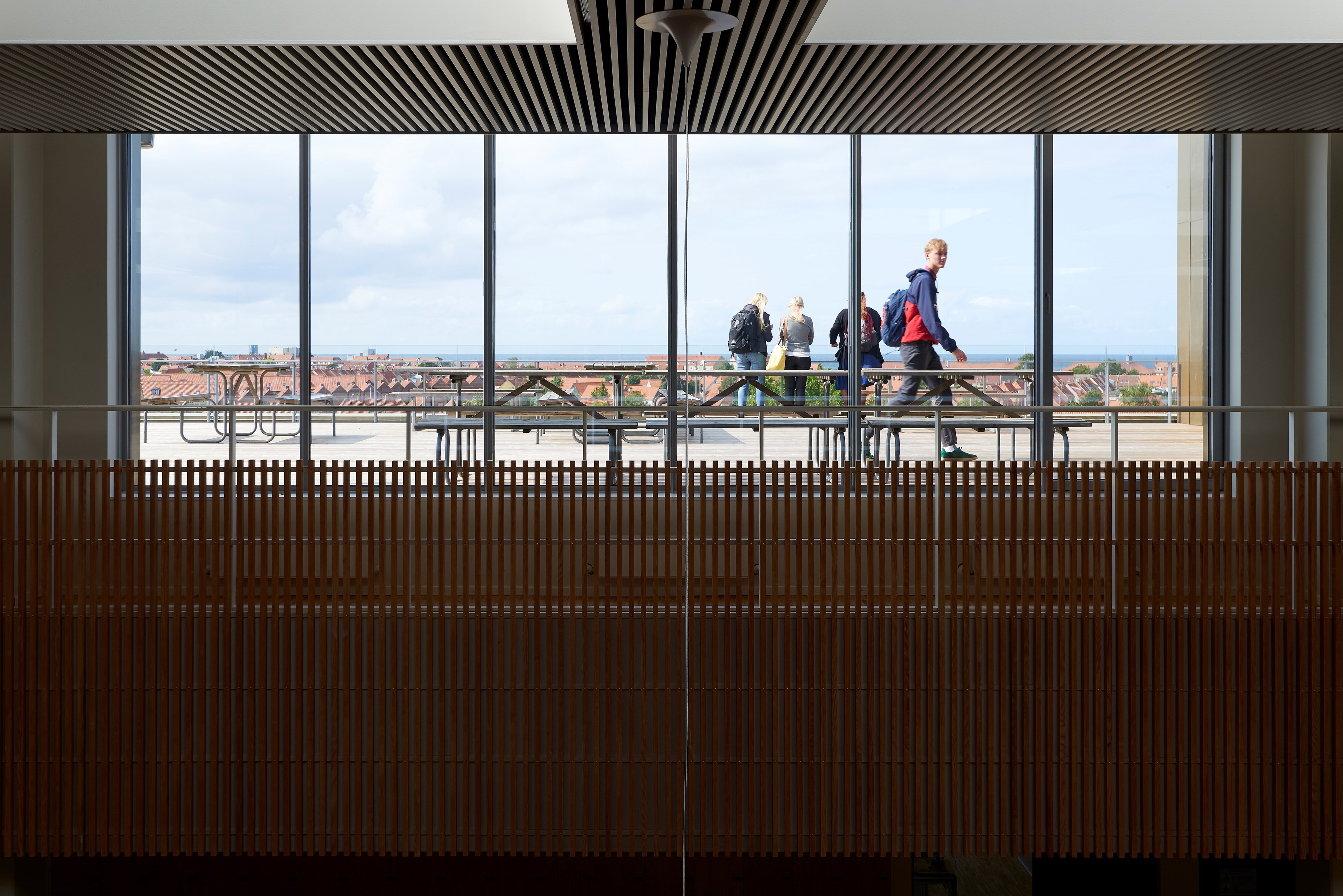 Udsigten over Rønne gennem panoramavindue på 3. sal i campusbygningen. 